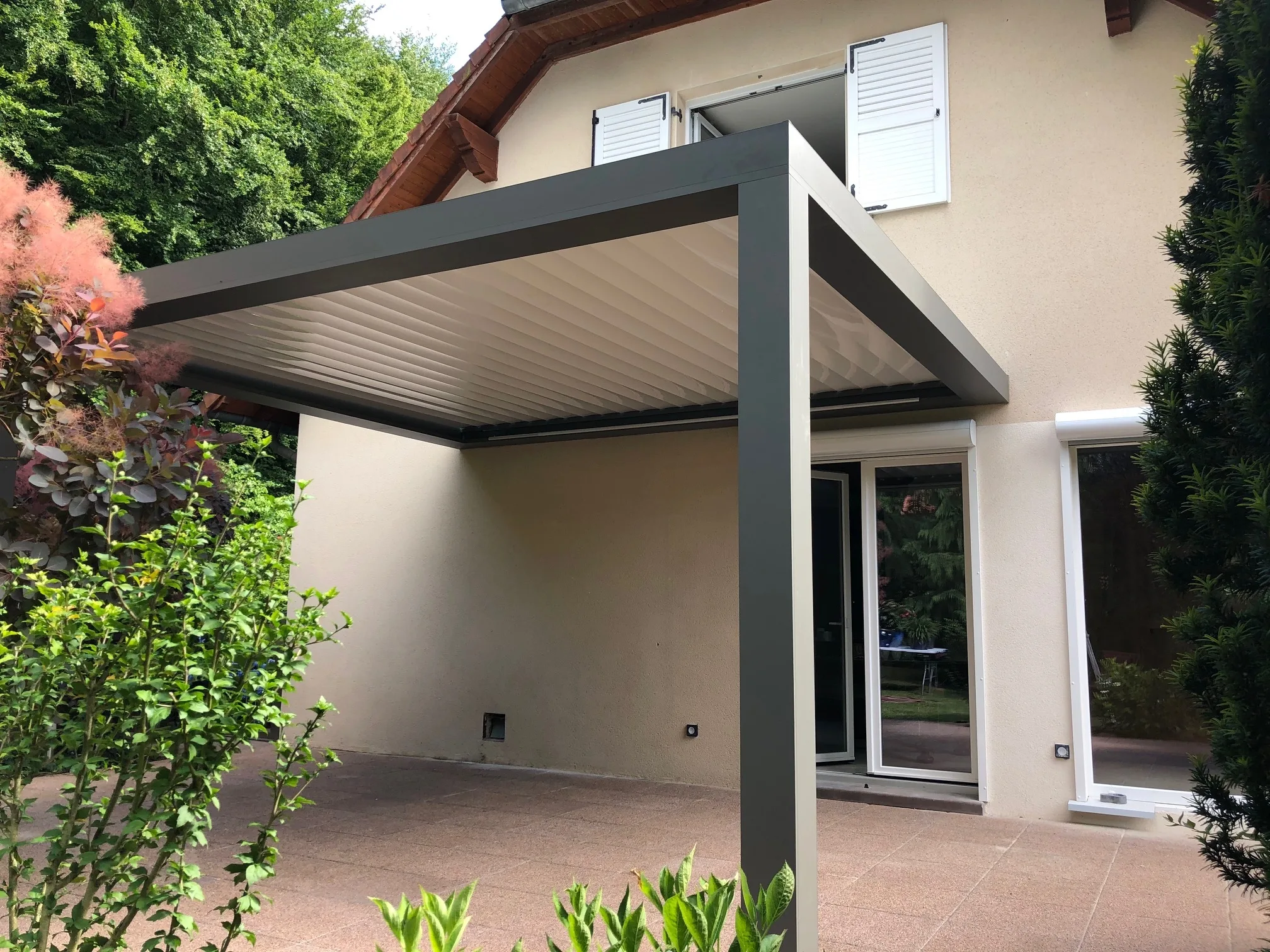 Pergola bioclimatique installée à Sarreguemines